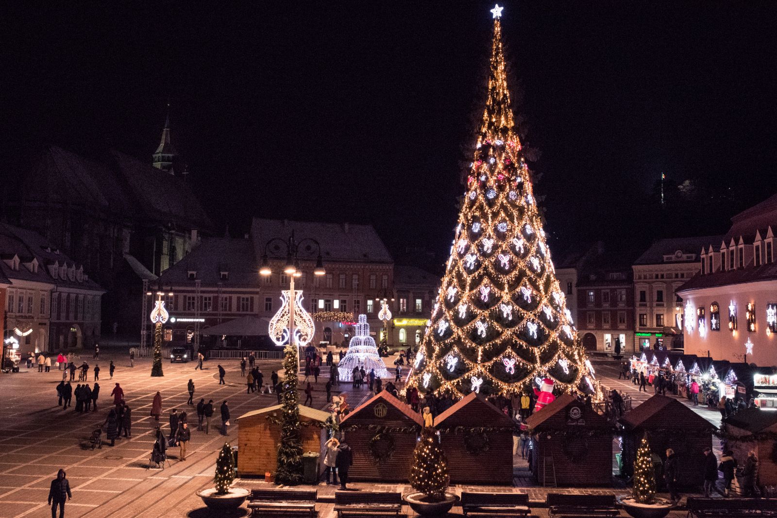 Brassóban idén is a város legforgalmasabb helyén, a Tanácstéren szervezték meg a karácsonyi vásárt. Fotók: Bálint Orsolya/Bohemian Photo Studio 